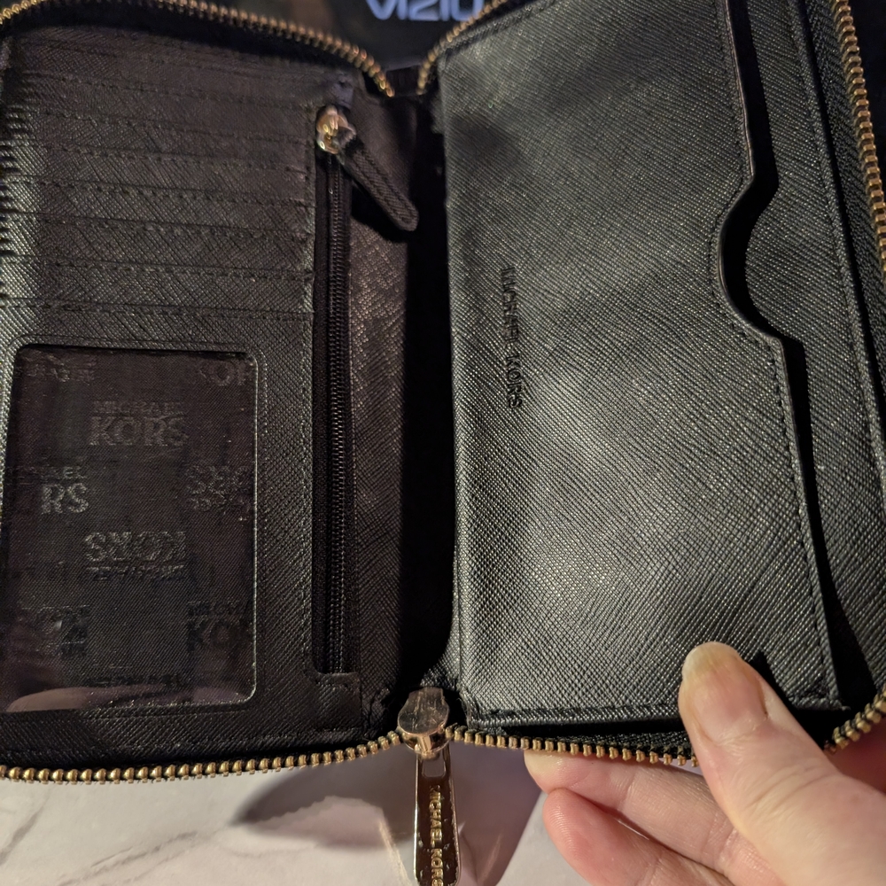 Michael Kors Black Leather Wristlet - EUC w/ New Strap 🎁🎁🎁🎁🎁 - Picture 4 of 6